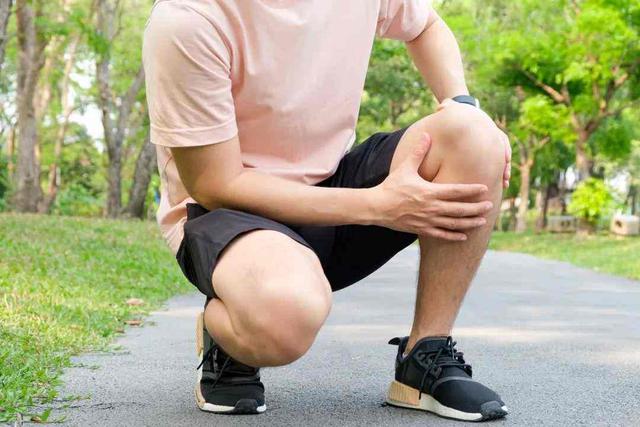 Điều gây hại cho đầu gối có thể không phải là leo núi, mà là 4 thói quen nhiều người vẫn làm mỗi ngày - Ảnh 2.