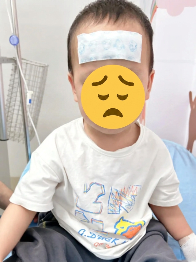 Bé trai 4 tuổi nuốt phải pin cúc áo, bà nội đòi chữa theo mẹo dân gian nhưng bác sĩ cảnh báo tuyệt đối không làm theo - Ảnh 1.