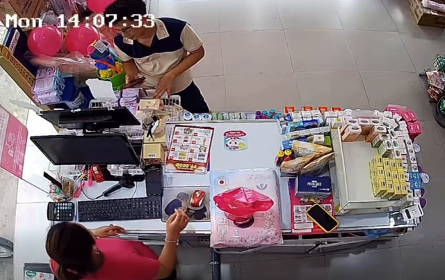 Động lực cho các anh đây rồi: Đi mua bỉm sữa cho con, ông bố may mắn trúng 3 chỉ vàng! - Ảnh 1.