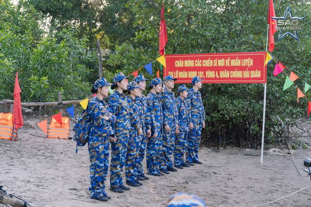 Sao nhập ngũ 2026: Erik bị tịch thu... loạt mỹ phẩm và máy nâng cơ trong ngày đầu hội quân - Ảnh 7.