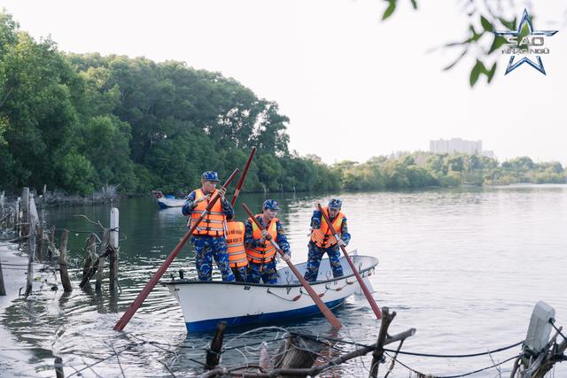 Sao nhập ngũ 2026: Erik bị tịch thu... loạt mỹ phẩm và máy nâng cơ trong ngày đầu hội quân - Ảnh 6.