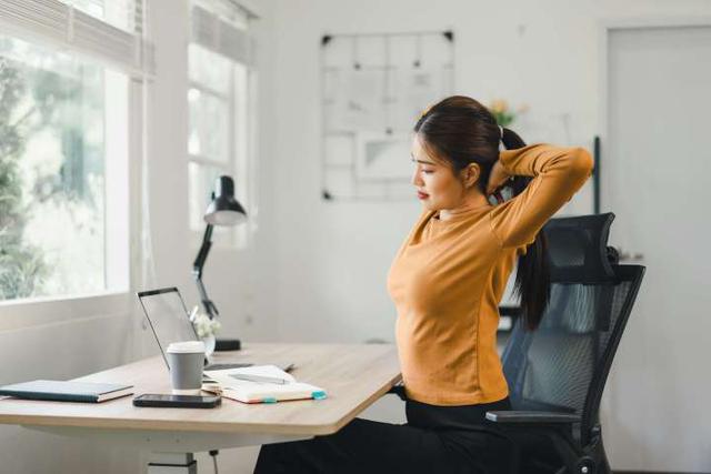 Ng&agrave;y trước leo cầu thang chẳng nghĩ ngợi, giờ mới đi v&agrave;i tầng đ&atilde; thở hổn hển: Kh&ocirc;ng phải v&igrave; tuổi t&aacute;c m&agrave; do c&aacute;ch ch&uacute;ng ta ngồi mỗi ng&agrave;y - Ảnh 4.