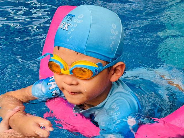 Bé 3 tuổi sốt cao, phát ban sau khi đi công viên nước: 4 bước phụ huynh cần làm ngay trước khi cho con xuống nước - Ảnh 2.