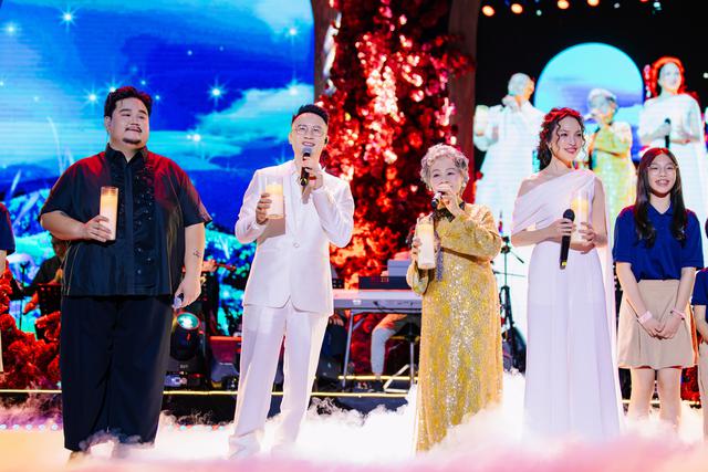Hoàng Bách hát cùng mẹ ruột trên sân khấu, tiết mục khiến đêm nhạc