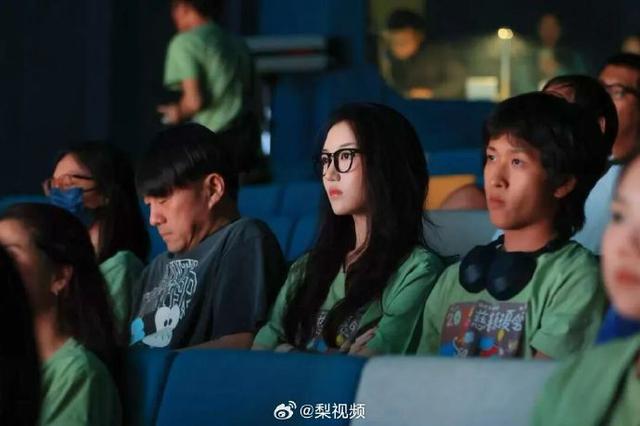 Không thể nhận ra đây là "cô bé hở hàm ếch" Lý Yên năm nào, con gái của Vương Phi - Lý Á Bằng bây giờ xinh đẹp quá - Ảnh 2.