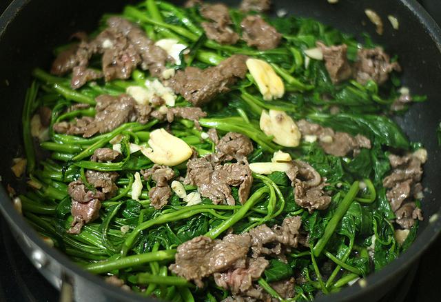 Trời bắt đầu hanh khô, hãy thêm rau muống vào bữa ăn: Vừa dễ ăn, vừa bổ sung chất xơ, giúp cơ thể dễ chịu hơn - Ảnh 1.