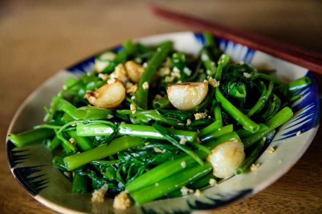 Trời bắt đầu hanh khô, hãy thêm rau muống vào bữa ăn: Vừa dễ ăn, vừa bổ sung chất xơ, giúp cơ thể dễ chịu hơn - Ảnh 2.