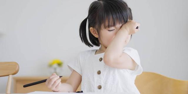 Con nheo mắt, dụi mắt li&ecirc;n tục: Đừng vội mắng con, h&atilde;y tỉnh t&aacute;o trước 6 dấu hiệu con đang 