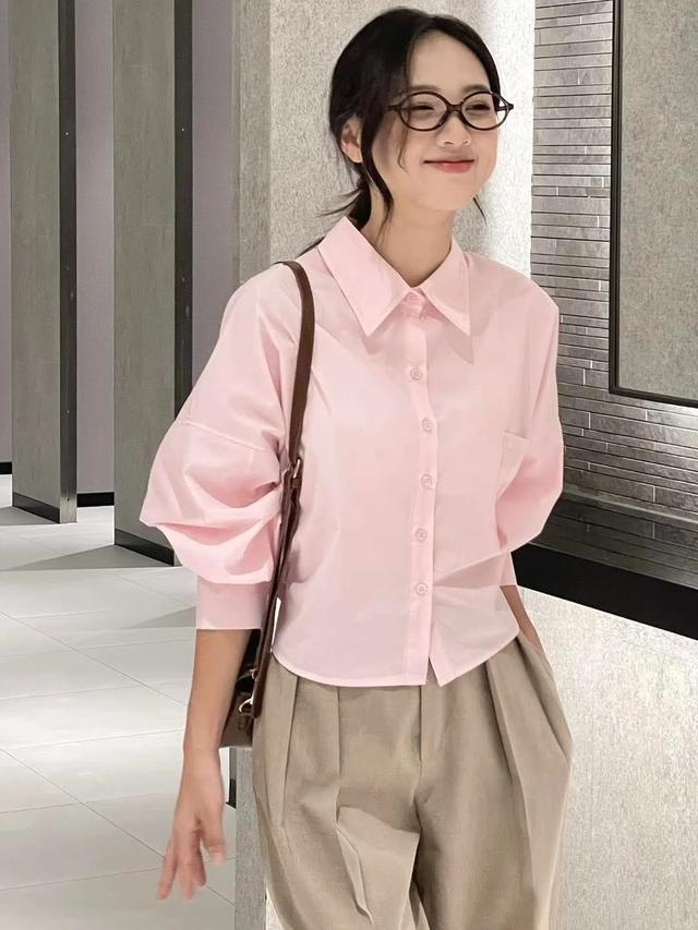 Hồng phấn kết hợp kaki: Bản phối old money ngọt ng&agrave;o, thanh lịch cho phụ nữ c&oacute; gu - Ảnh 2.