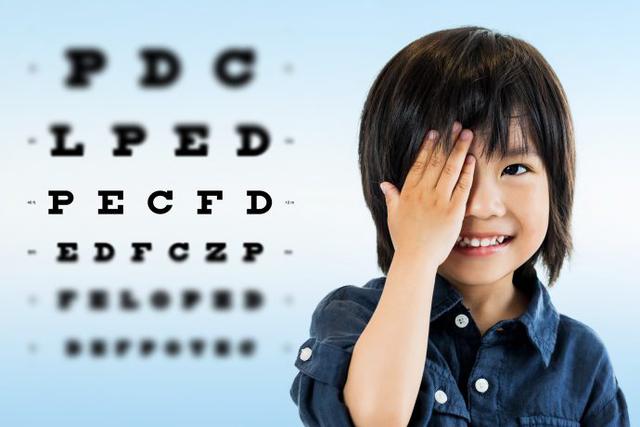 Con nheo mắt, dụi mắt li&ecirc;n tục: Đừng vội mắng con, h&atilde;y tỉnh t&aacute;o trước 6 dấu hiệu con đang 