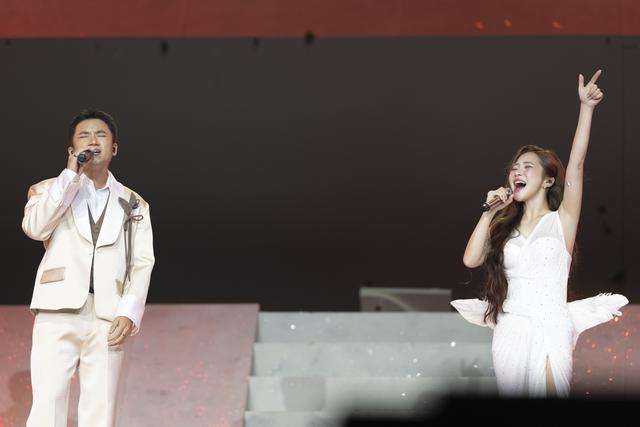 Hương Tràm tại Phao Cứu Sinh Concert: Có những quyết định, đến tận bây giờ Tràm vẫn không biết đó có phải là lựa chọn đúng hay không - Ảnh 4.