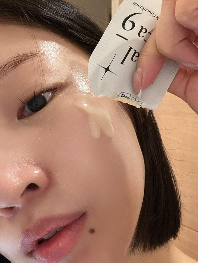 Phụ nữ sau tuổi 40 nên đầu tư kem chống nắng hay sản phẩm chống lão hóa? - Ảnh 2.