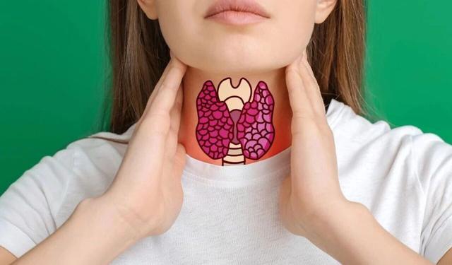 Tuyến gi&aacute;p rất gh&eacute;t bạn l&agrave;m 5 việc n&agrave;y, bạn đang mắc bao nhi&ecirc;u c&aacute;i? - Ảnh 1.