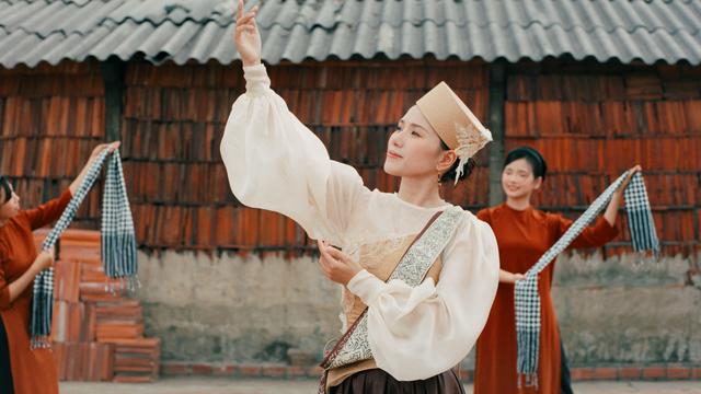 Thùy Chi lần đầu bắt tay