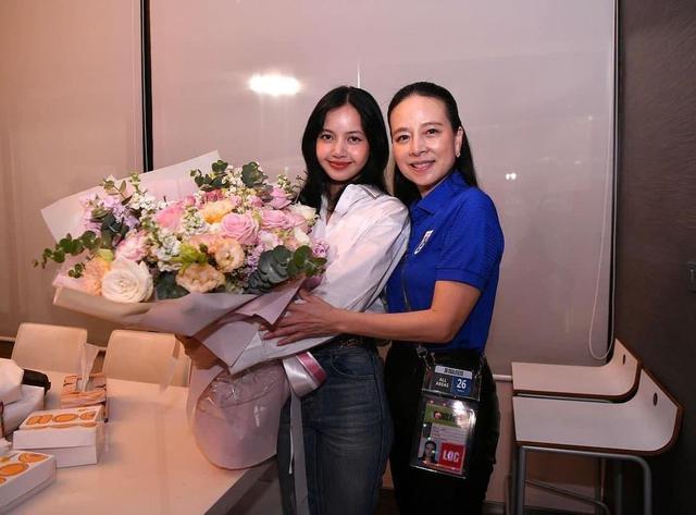 Ngoại h&igrave;nh trẻ kinh ngạc của b&agrave; tr&ugrave;m b&oacute;ng đ&aacute; Th&aacute;i Lan - Ảnh 1.