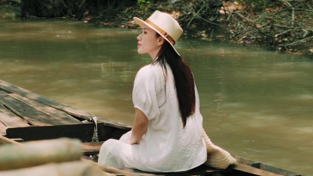 Thùy Chi lần đầu bắt tay