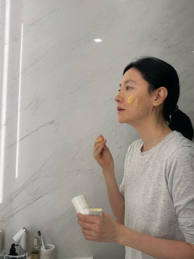 Da sáng mịn ở tuổi 55, Lee Young Ae chứng minh chăm da bền bỉ quan trọng hơn mỹ phẩm đắt tiền - Ảnh 3.