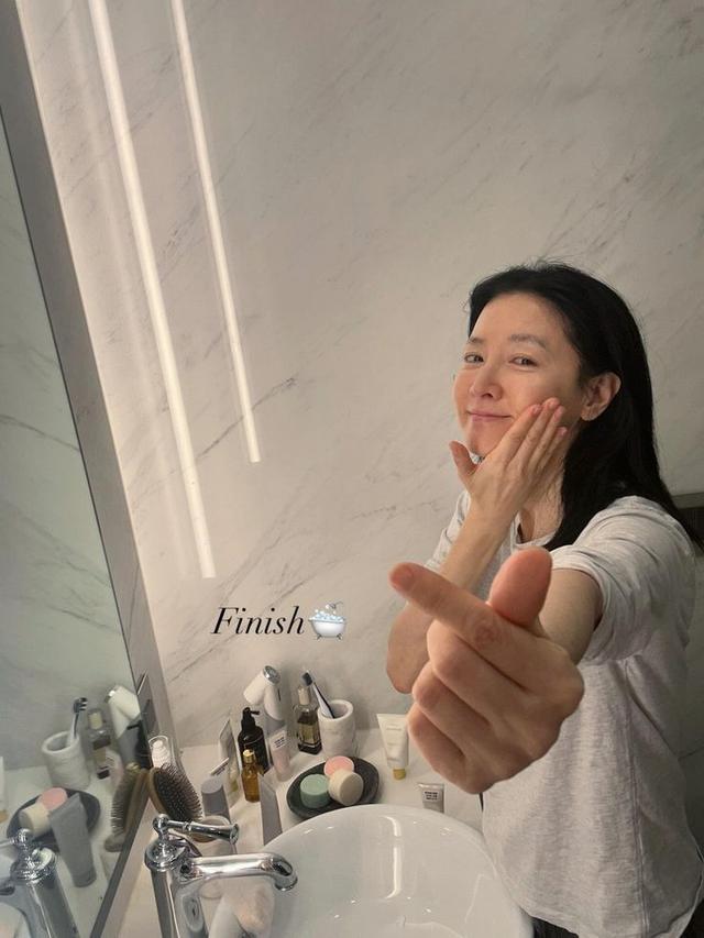 Da sáng mịn ở tuổi 55, Lee Young Ae chứng minh chăm da bền bỉ quan trọng hơn mỹ phẩm đắt tiền - Ảnh 2.