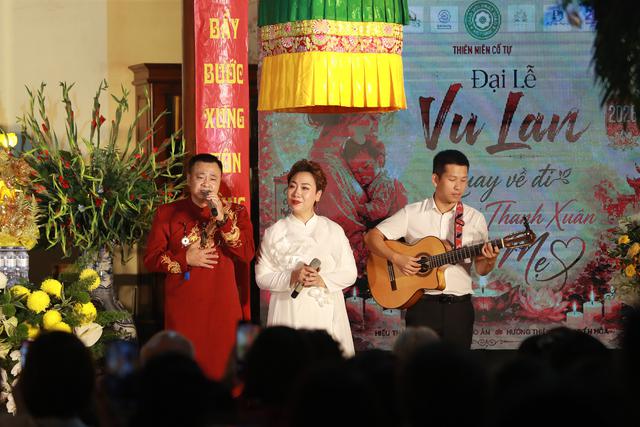 NSND Tự Long đội mưa chạy show, hát "Mẹ yêu con" cùng Sao Mai Hiền Anh - Ảnh 3.