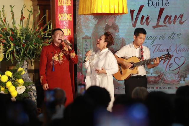 NSND Tự Long đội mưa chạy show, hát "Mẹ yêu con" cùng Sao Mai Hiền Anh - Ảnh 2.