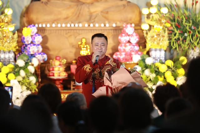 NSND Tự Long đội mưa chạy show, hát "Mẹ yêu con" cùng Sao Mai Hiền Anh - Ảnh 1.