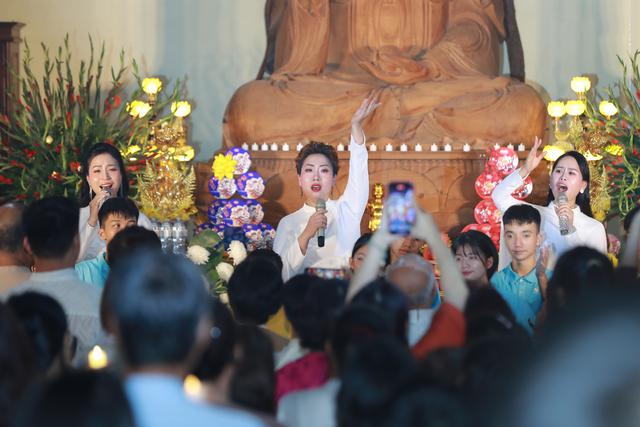 NSND Tự Long đội mưa chạy show, hát "Mẹ yêu con" cùng Sao Mai Hiền Anh - Ảnh 5.