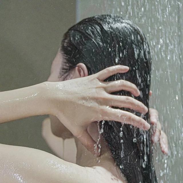 Vì sao nên massage da đầu nếu muốn tóc trông dày khỏe hơn? - Ảnh 8.