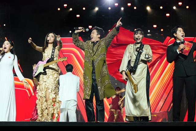 Lần đầu tiên chung kết ASEAN Cup có sân khấu ca nhạc, và người được chọn là Tùng Dương - Ảnh 2.