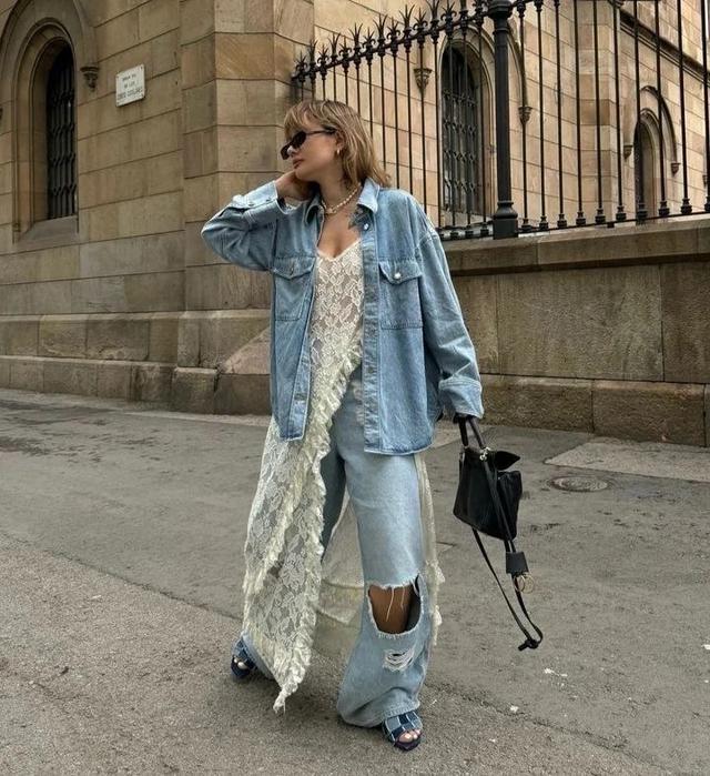 Ren phối denim: C&ocirc;ng thức gi&uacute;p phụ nữ 30+ mặc nữ t&iacute;nh m&agrave; kh&ocirc;ng qu&aacute; điệu đ&agrave; - Ảnh 1.