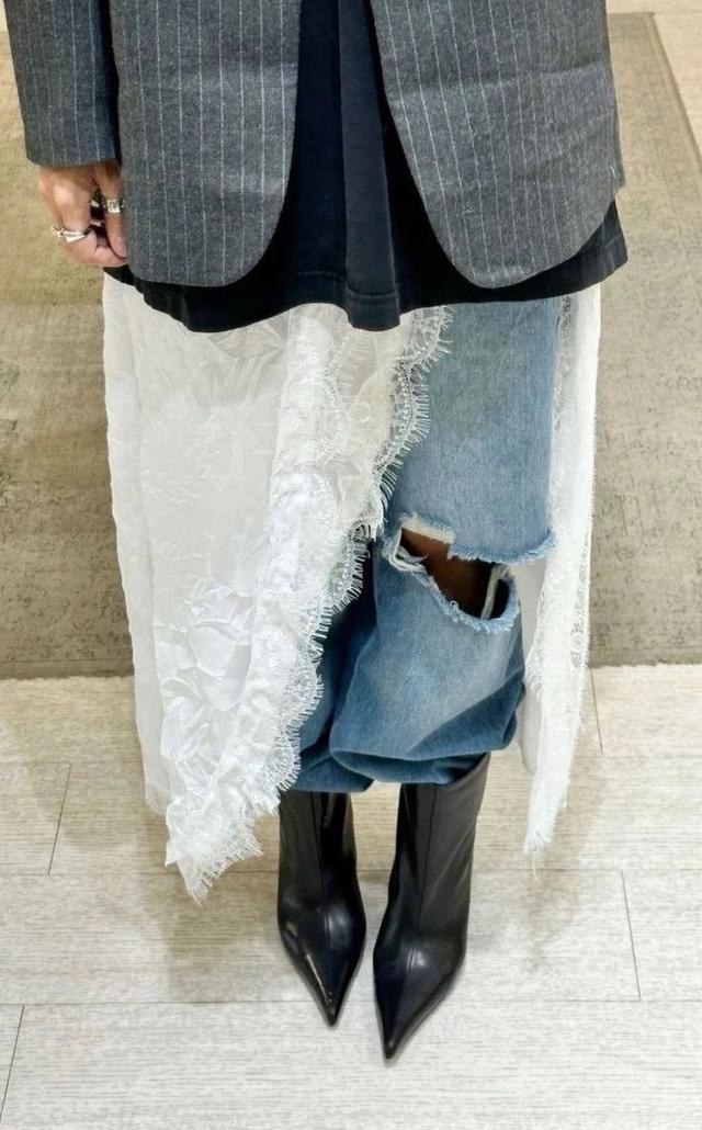 Ren phối denim: C&ocirc;ng thức gi&uacute;p phụ nữ 30+ mặc nữ t&iacute;nh m&agrave; kh&ocirc;ng qu&aacute; điệu đ&agrave; - Ảnh 4.