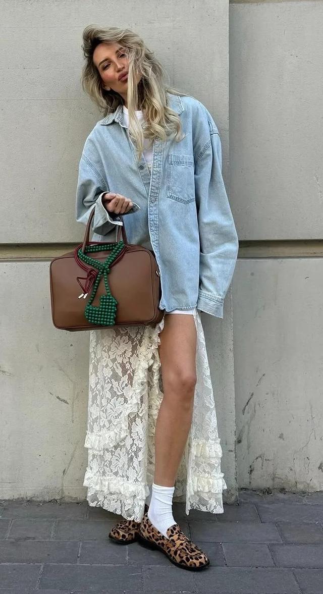 Ren phối denim: C&ocirc;ng thức gi&uacute;p phụ nữ 30+ mặc nữ t&iacute;nh m&agrave; kh&ocirc;ng qu&aacute; điệu đ&agrave; - Ảnh 8.