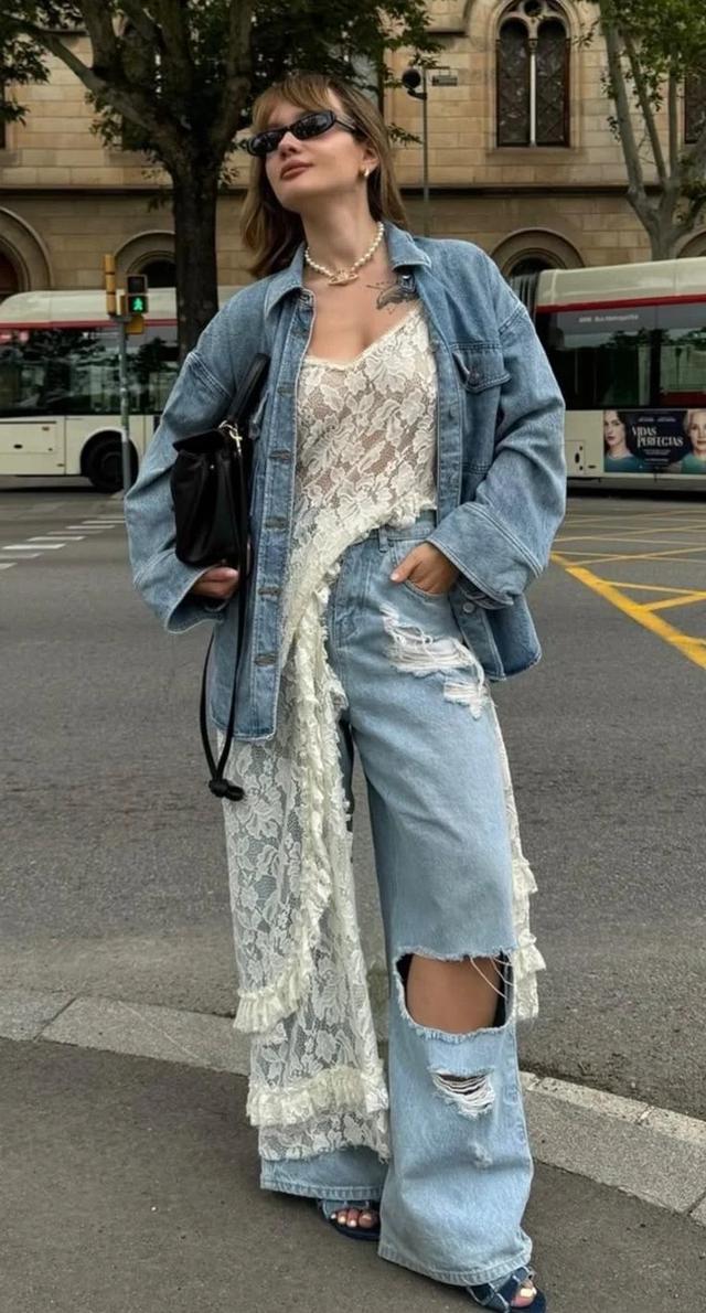 Ren phối denim: C&ocirc;ng thức gi&uacute;p phụ nữ 30+ mặc nữ t&iacute;nh m&agrave; kh&ocirc;ng qu&aacute; điệu đ&agrave; - Ảnh 2.