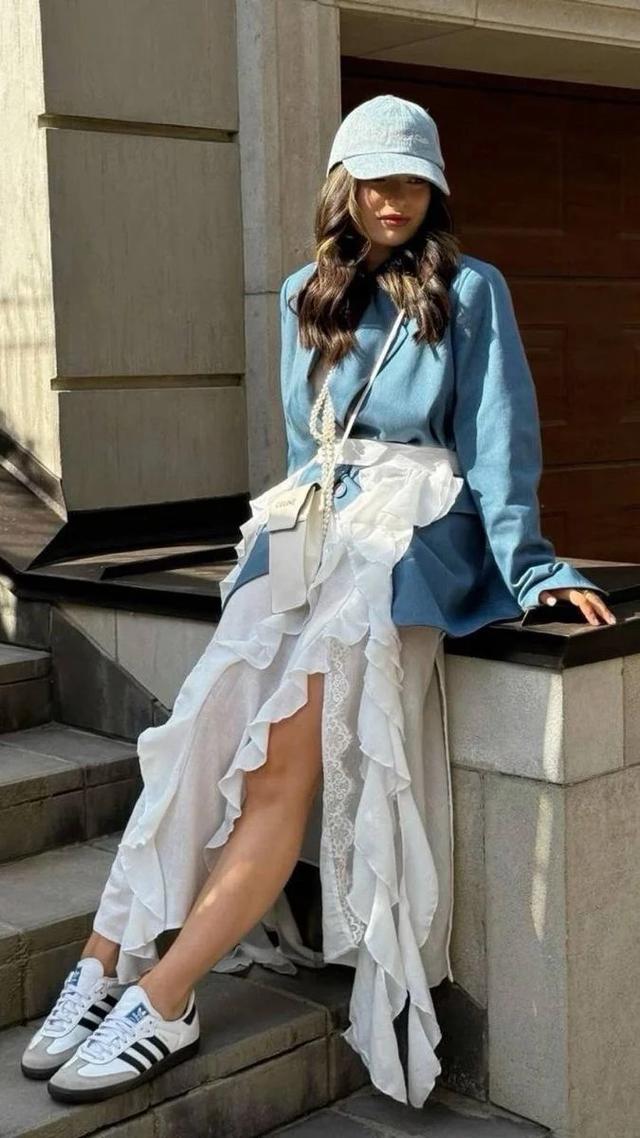 Ren phối denim: C&ocirc;ng thức gi&uacute;p phụ nữ 30+ mặc nữ t&iacute;nh m&agrave; kh&ocirc;ng qu&aacute; điệu đ&agrave; - Ảnh 7.