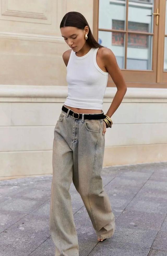 Kh&ocirc;ng phải quần b&oacute;, đ&acirc;y mới l&agrave; những d&aacute;ng jeans gi&uacute;p người h&ocirc;ng rộng tr&ocirc;ng thon gọn - Ảnh 6.