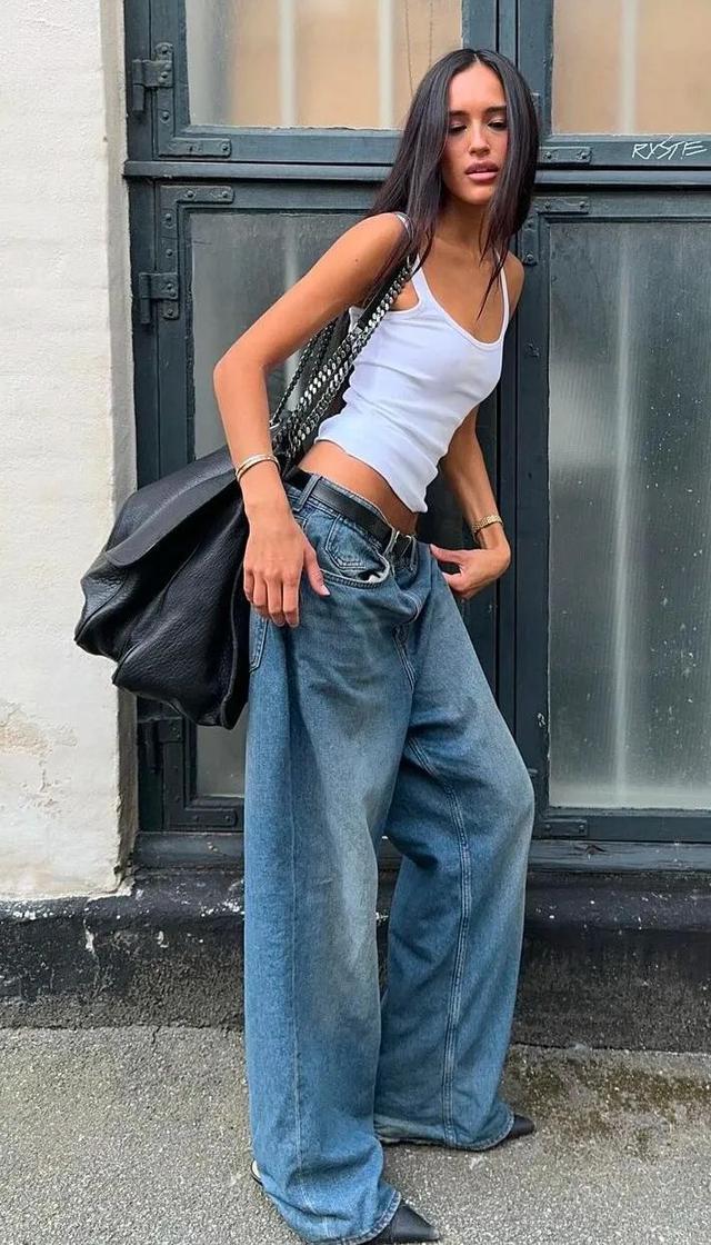Kh&ocirc;ng phải quần b&oacute;, đ&acirc;y mới l&agrave; những d&aacute;ng jeans gi&uacute;p người h&ocirc;ng rộng tr&ocirc;ng thon gọn - Ảnh 5.