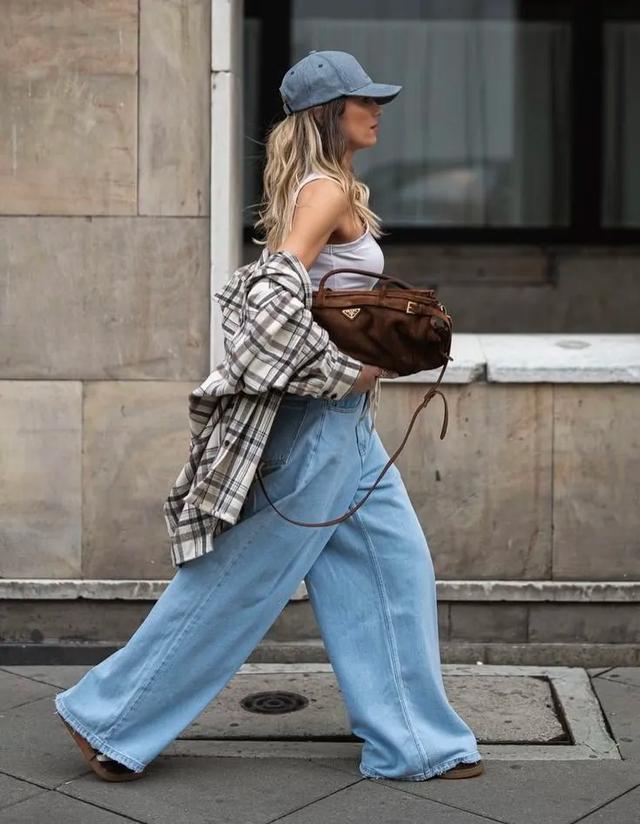 Kh&ocirc;ng phải quần b&oacute;, đ&acirc;y mới l&agrave; những d&aacute;ng jeans gi&uacute;p người h&ocirc;ng rộng tr&ocirc;ng thon gọn - Ảnh 4.