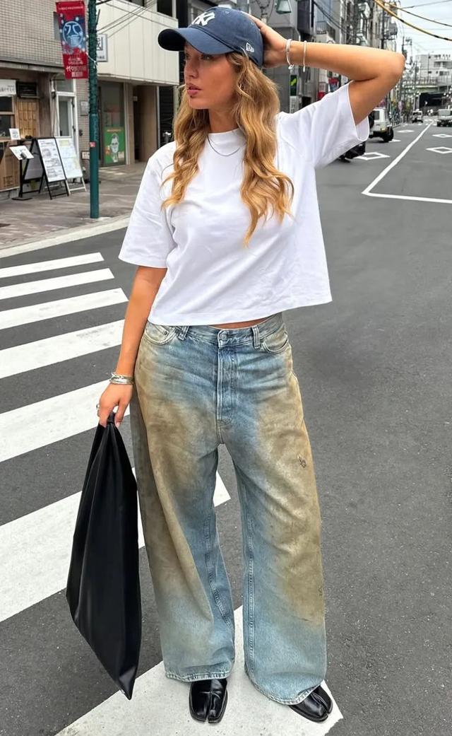Kh&ocirc;ng phải quần b&oacute;, đ&acirc;y mới l&agrave; những d&aacute;ng jeans gi&uacute;p người h&ocirc;ng rộng tr&ocirc;ng thon gọn - Ảnh 8.