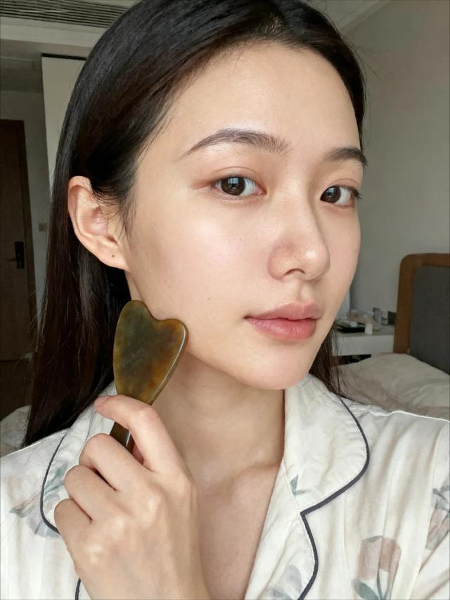 Từ vùng má đến đường viền hàm: Cách massage mặt giúp diện mạo trông tỉnh táo và thanh thoát hơn mỗi sáng - Ảnh 3.