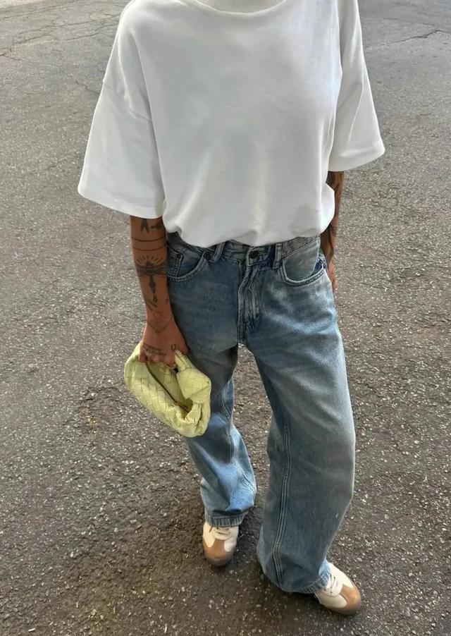 Quần jeans ống rộng là món đồ đáng đầu tư nhất mùa hè: Che chân, tôn dáng và phối gì cũng đẹp - Ảnh 4.