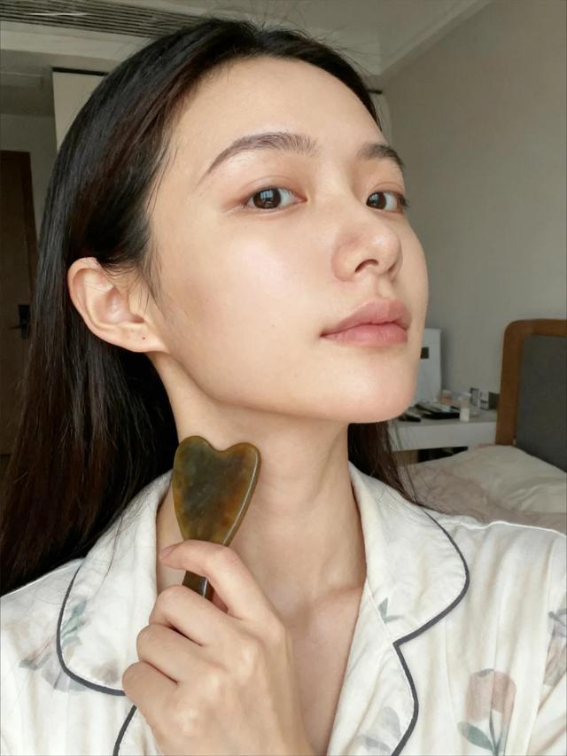 Từ vùng má đến đường viền hàm: Cách massage mặt giúp diện mạo trông tỉnh táo và thanh thoát hơn mỗi sáng - Ảnh 4.