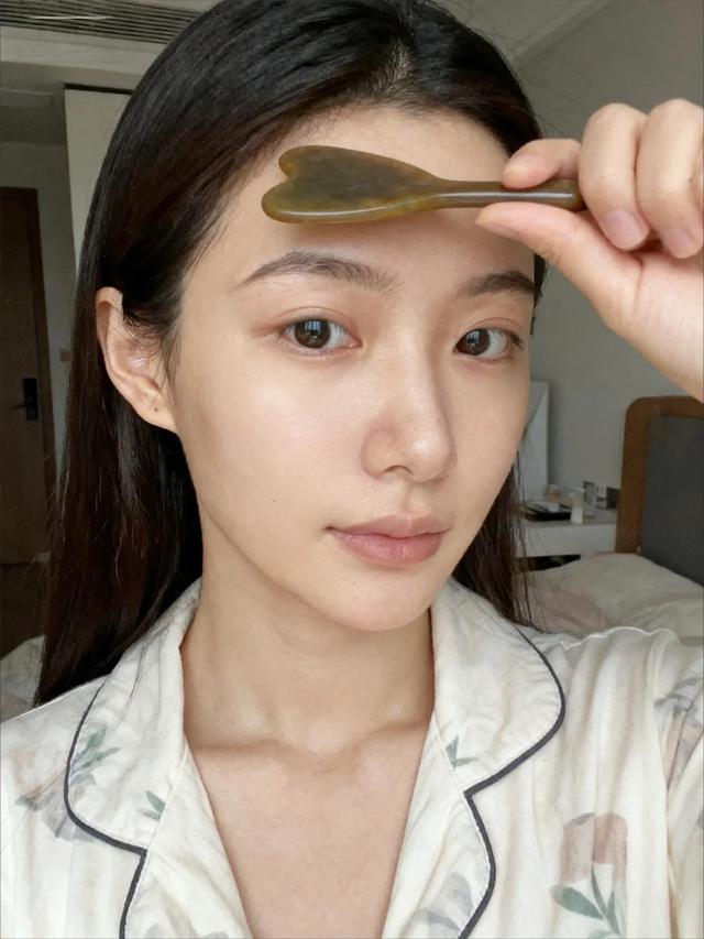 Từ vùng má đến đường viền hàm: Cách massage mặt giúp diện mạo trông tỉnh táo và thanh thoát hơn mỗi sáng - Ảnh 1.