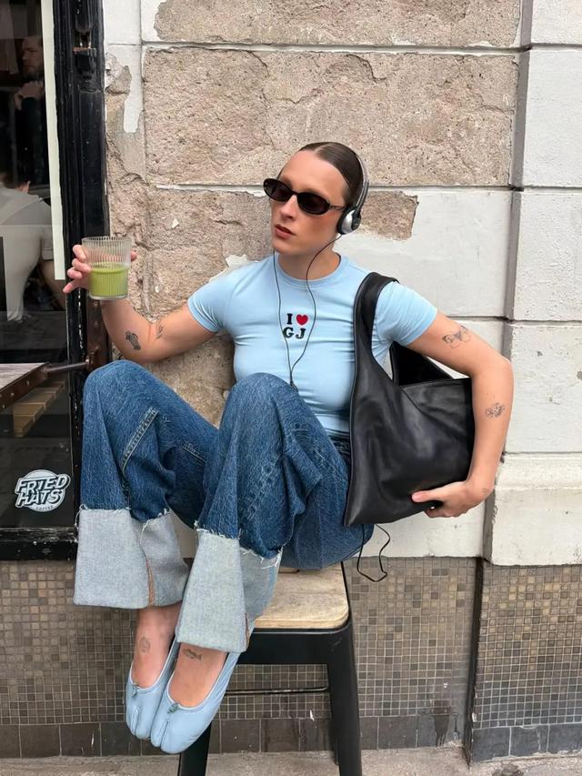 Quần jeans ống rộng là món đồ đáng đầu tư nhất mùa hè: Che chân, tôn dáng và phối gì cũng đẹp - Ảnh 2.