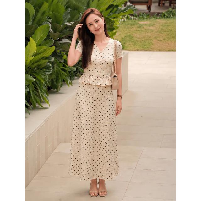 Váy chấm bi bước vào cuộc phục hưng: Thêm một chút ren là đủ nâng tầm vẻ nữ tính - Ảnh 12.