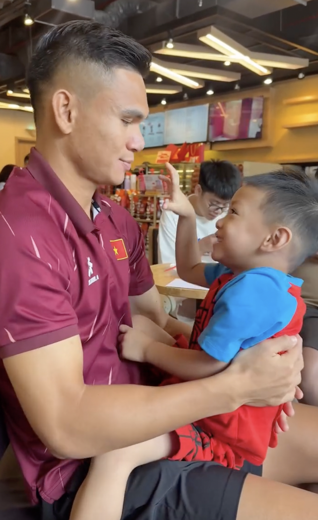 Xu&acirc;n Mạnh v&agrave; khoảnh khắc đo&agrave;n tụ đầy &yacute; nghĩa trước trận chung kết ASEAN Cup 2026 - Ảnh 2.