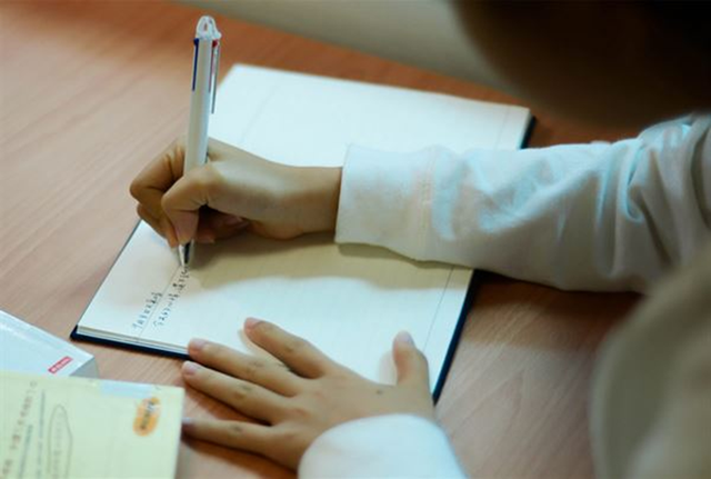 Lo lắng bị c&ocirc;ng ty sa thải, c&ocirc; g&aacute;i mới ngo&agrave;i 20 tuổi &aacute;m ảnh đến mức thức xuy&ecirc;n đ&ecirc;m, tự học tới 5 giờ s&aacute;ng - Ảnh 1.