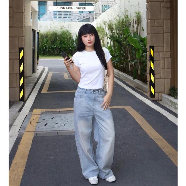 Quần jeans ống rộng là món đồ đáng đầu tư nhất mùa hè: Che chân, tôn dáng và phối gì cũng đẹp - Ảnh 10.