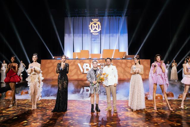 Đạo diễn đứng sau gần 10 sân khấu quy tụ 111 người đẹp Miss World - Ảnh 1.