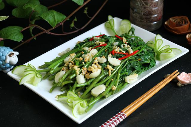 Từng bị coi là “thức ăn cho lợn”, rau khoai lang nay được săn lùng vì loạt giá trị dinh dưỡng bất ngờ - Ảnh 1.