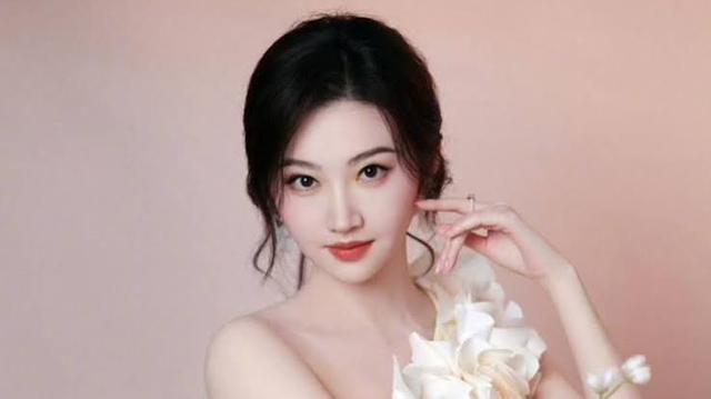 50 tuổi vẫn sở hữu mái tóc đen dày đáng ngưỡng mộ, bác sĩ gợi ý 2 nhóm thực phẩm nên ăn thường xuyên, 3 việc phụ nữ nên làm từ tuổi 35 - Ảnh 1.