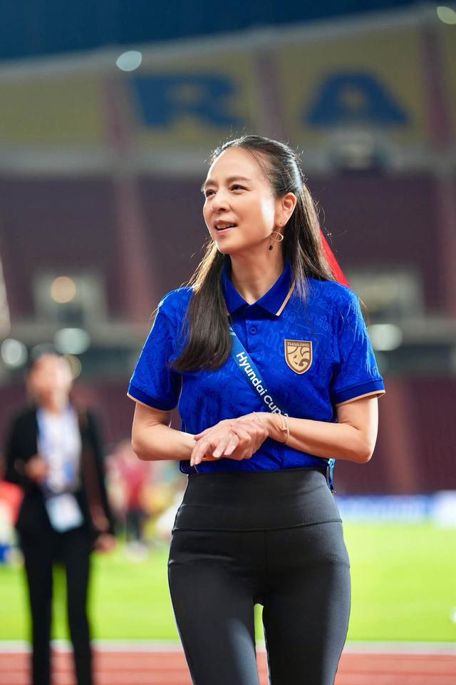 Ảnh cận mặt đẹp kh&ocirc;ng tuổi của Madam Pang - nữ tỷ ph&uacute; quyền lực b&oacute;ng đ&aacute; Th&aacute;i Lan Ở tuổi 60 - Ảnh 11.